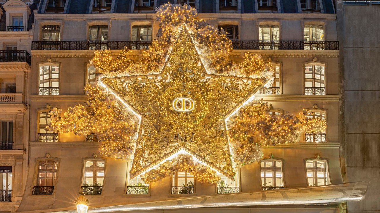 В мировых столицах украсили бутики Dior к Новому году