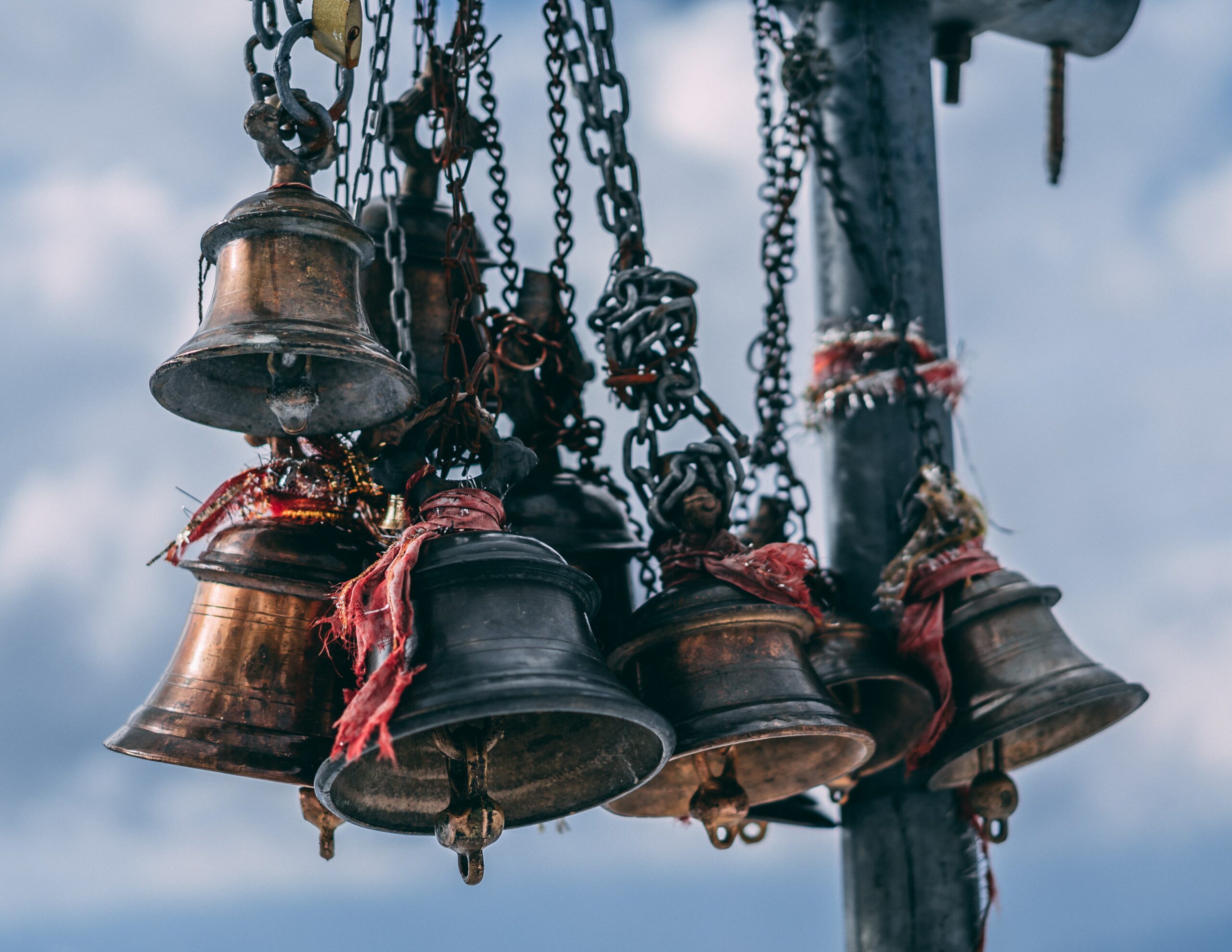 Слышать звон колоколов. Колокола, Чаймз. Креативное фото с колоколами. Чаша колокол на улице монахи Тибета. Медитативная музыка, звуки тибетских чаш, колокольчики.