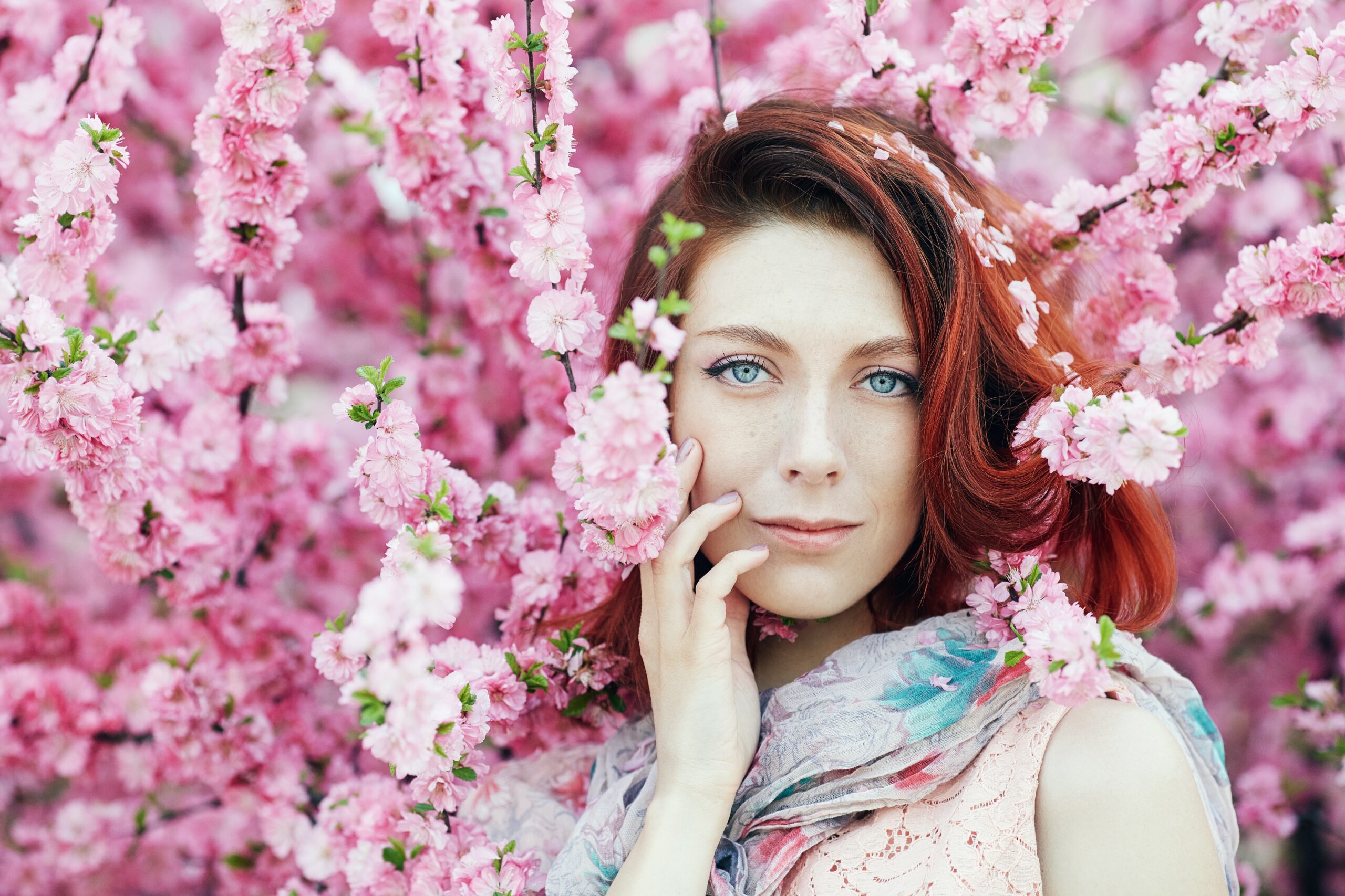 Во время весны люди. Женщина ранней весной фотосессия. Зима девушка с весенними цветами.