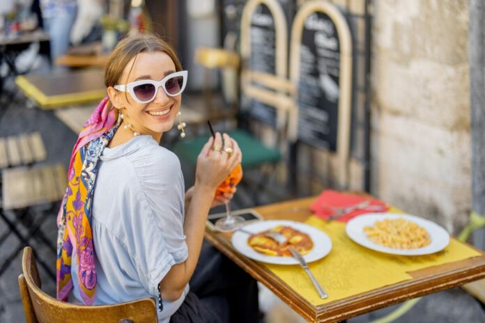 47c3ba2a-hero-italytouristresturaunt-shutterstock_2106657287-scaled девушка за столом