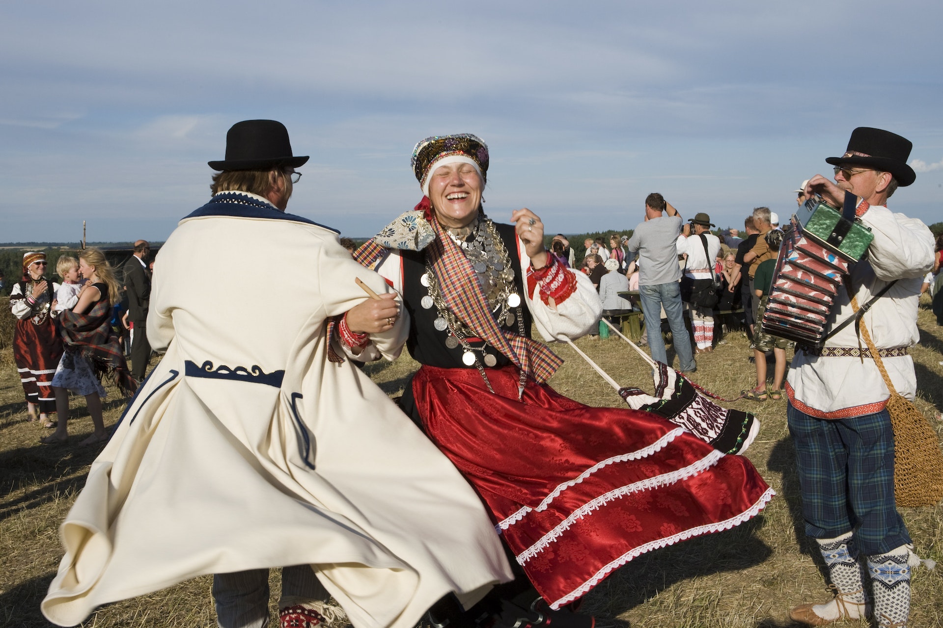 Люди в традиционных сетуских костюмах танцуют в уезде Виру, Эстония.