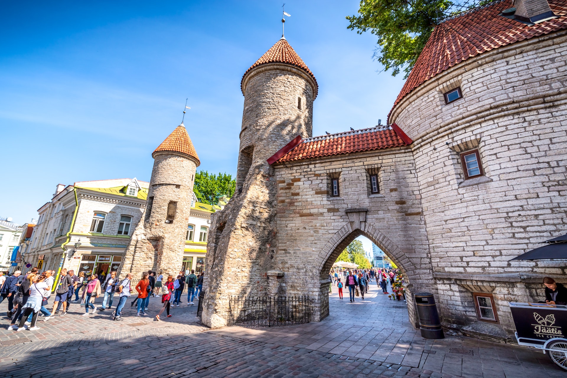 Башни-близнецы ворот Виру в Таллинне, Эстония