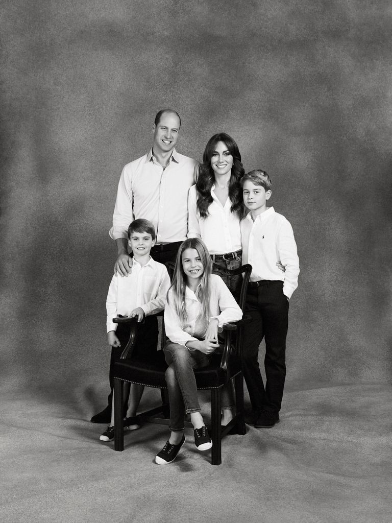 Черно-белый портрет принца и принцессы Уэльских и их детей для рождественской открытки 2023 года.