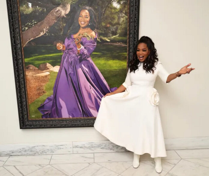 oprah-winfrey-poses-front-newly-867539538 опра