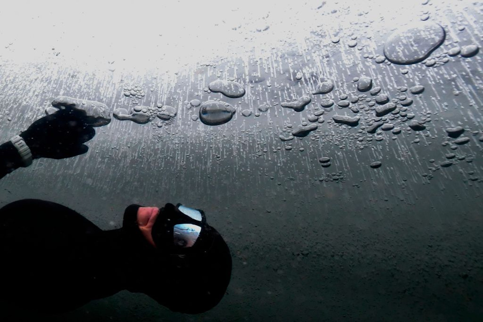Йоханна Нордблад, 42 года, финская фридайверка плавает подо льдом во время тренировки по фридайвингу 28 февраля 2017 года в Сомеро (юго-запад Финляндии).