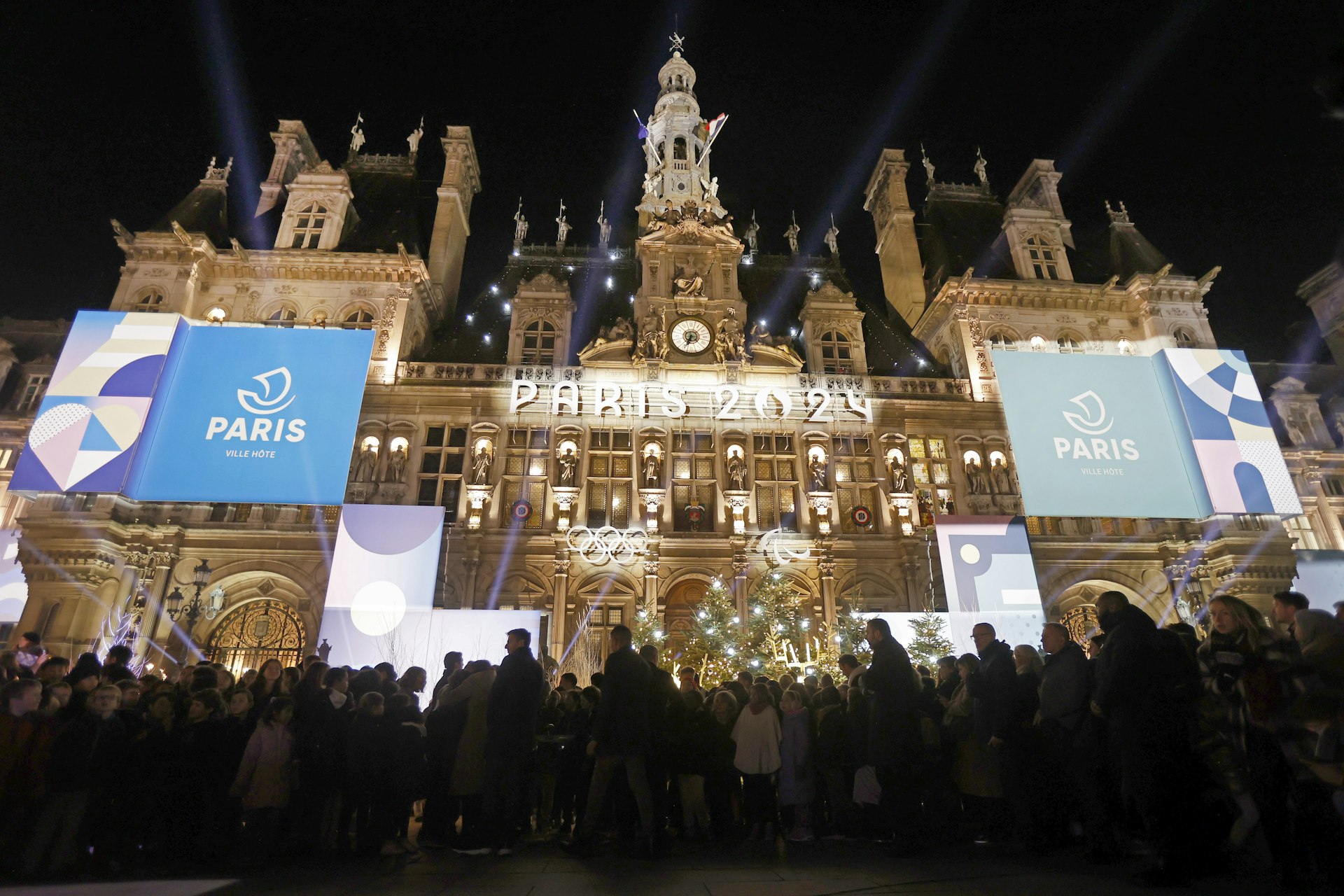 Логотип Парижа 2024 года, представляющий Олимпийские игры, за несколько месяцев до начала Олимпийских и Паралимпийских игр 2024 года в Париже отображается на освещенном фасаде парижской ратуши.