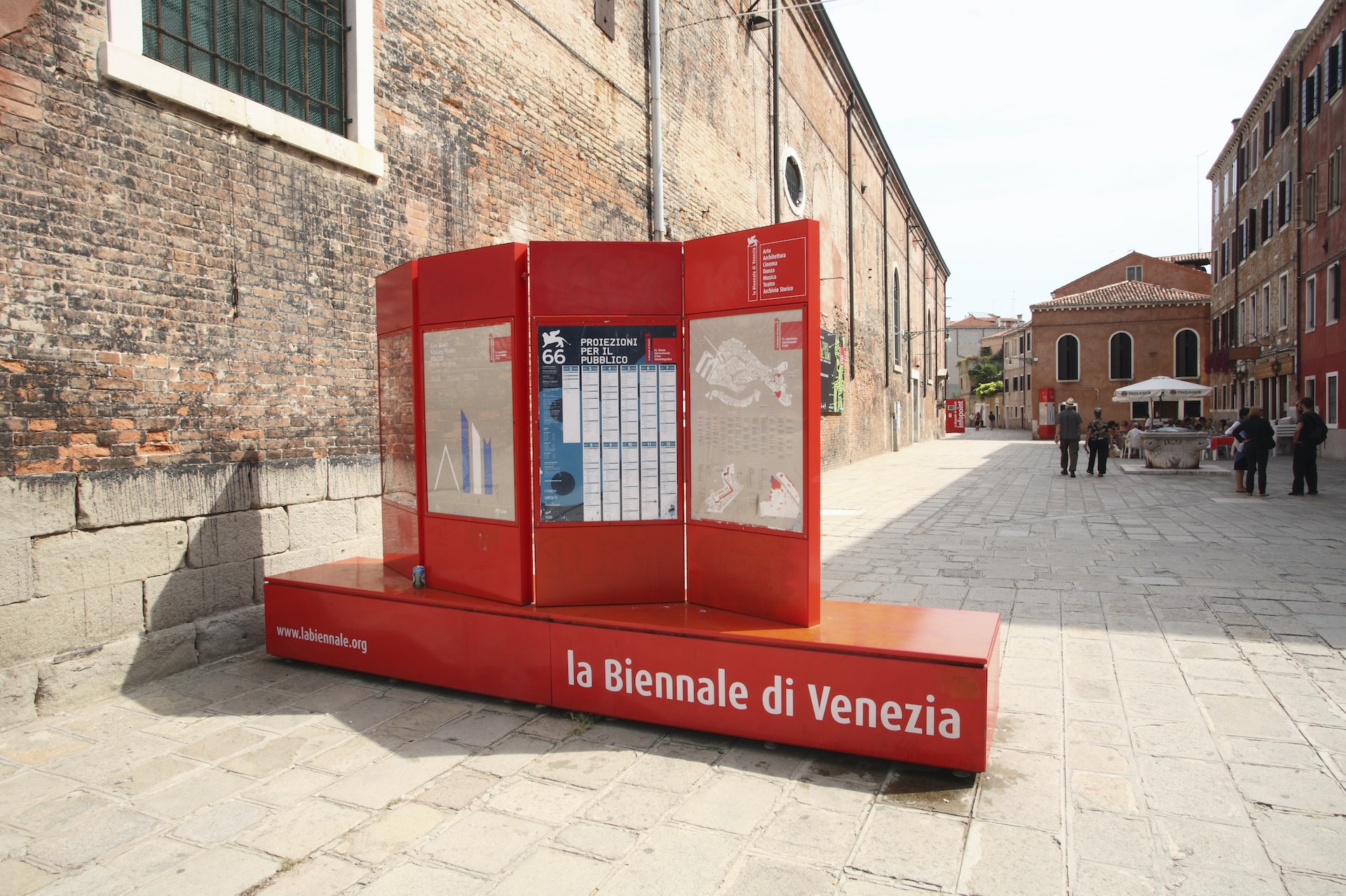 Распишитесь на La Biennale di Venezia (Венецианская биеннале) в Венеции.