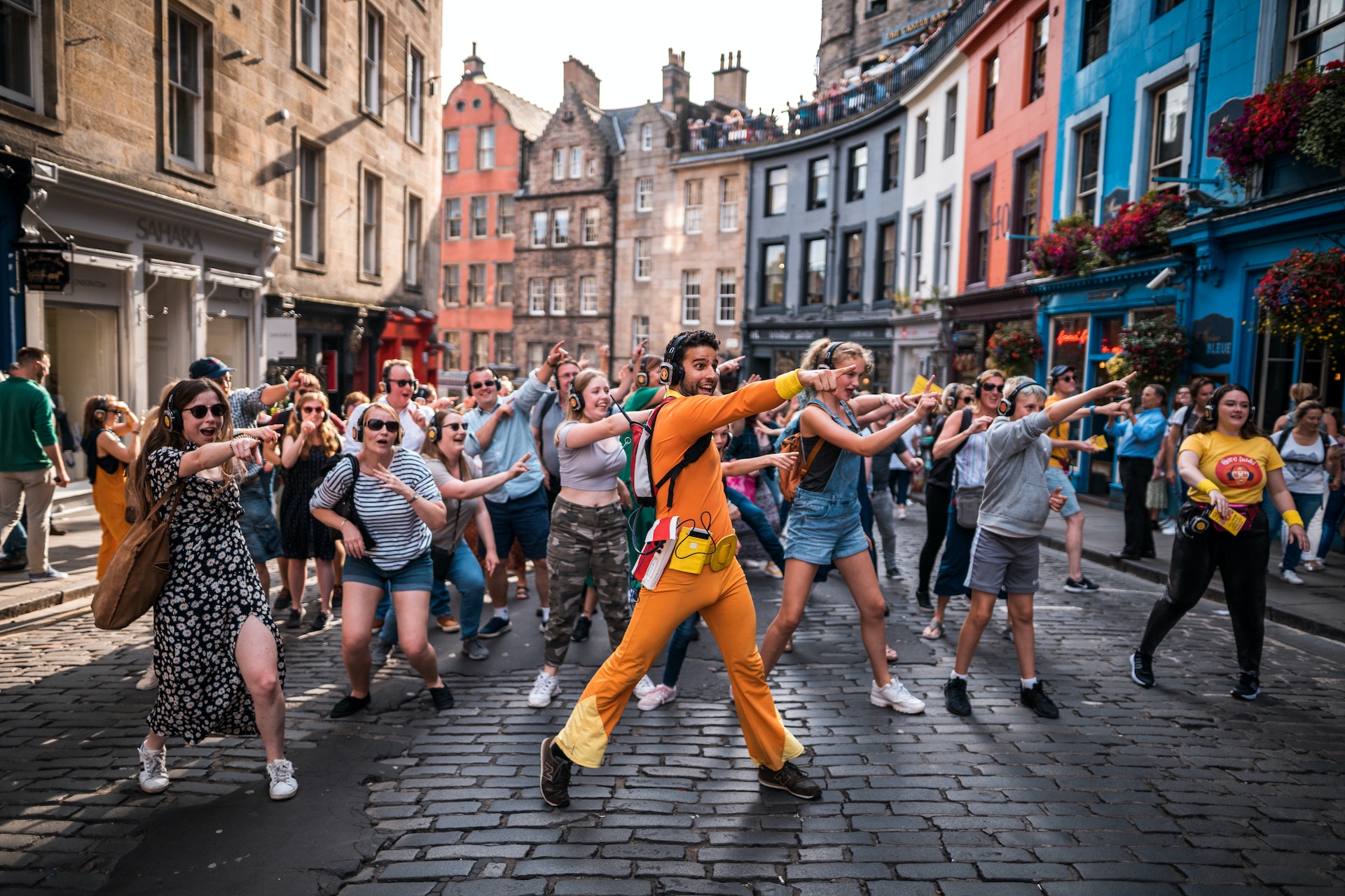 Люди танцуют в наушниках на тихой дискотеке на улицах Эдинбурга.