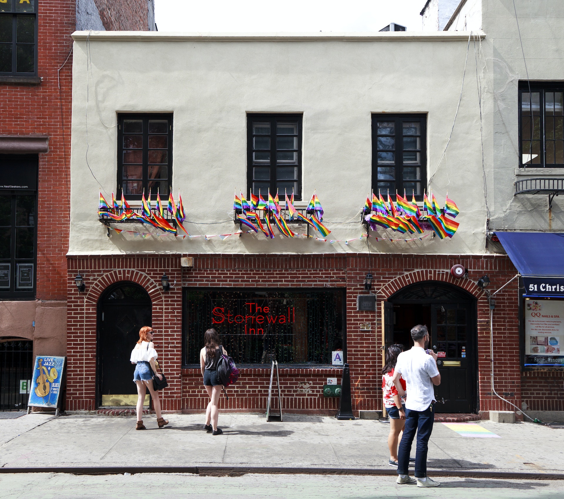 Stonewall Inn, часто сокращаемый до Stonewall, — это гей-бар и развлекательная таверна в районе Гринвич-Виллидж.