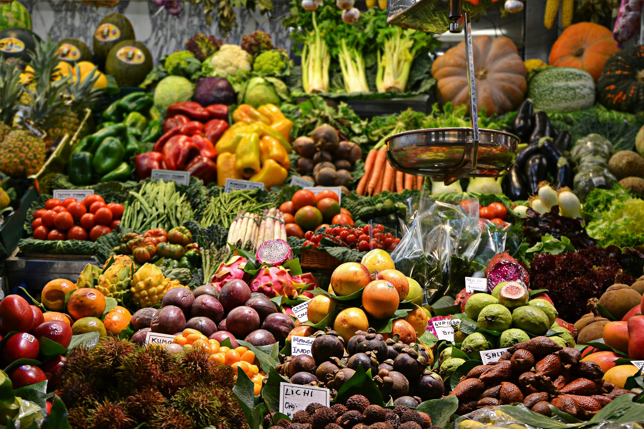Овощи и фрукты. Овощи на рынке. Фруктовый рынок. Изобилие овощей и фруктов на рынке.