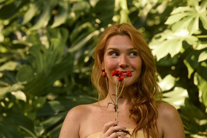 девушка критика