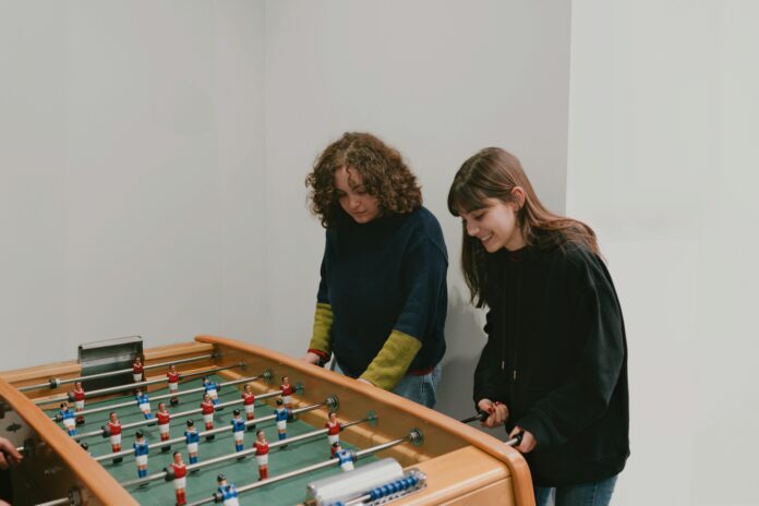 девочки играют