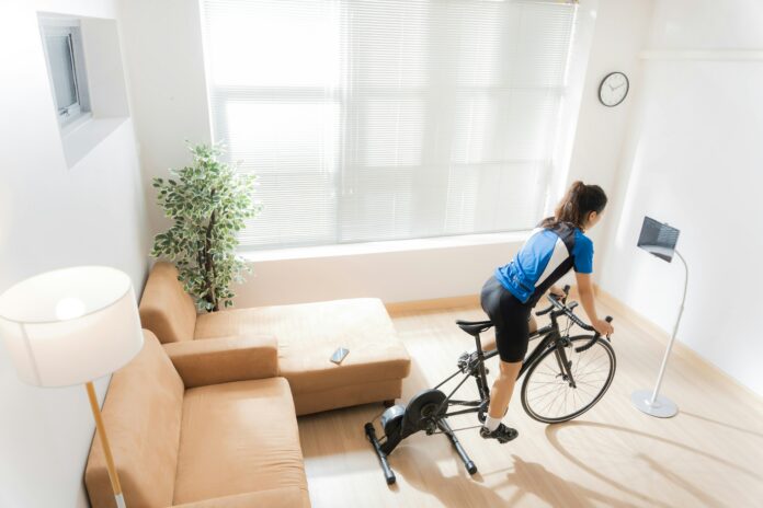 getty-images-0V9Tddmp29s-unsplash девушка на велосипеде дома