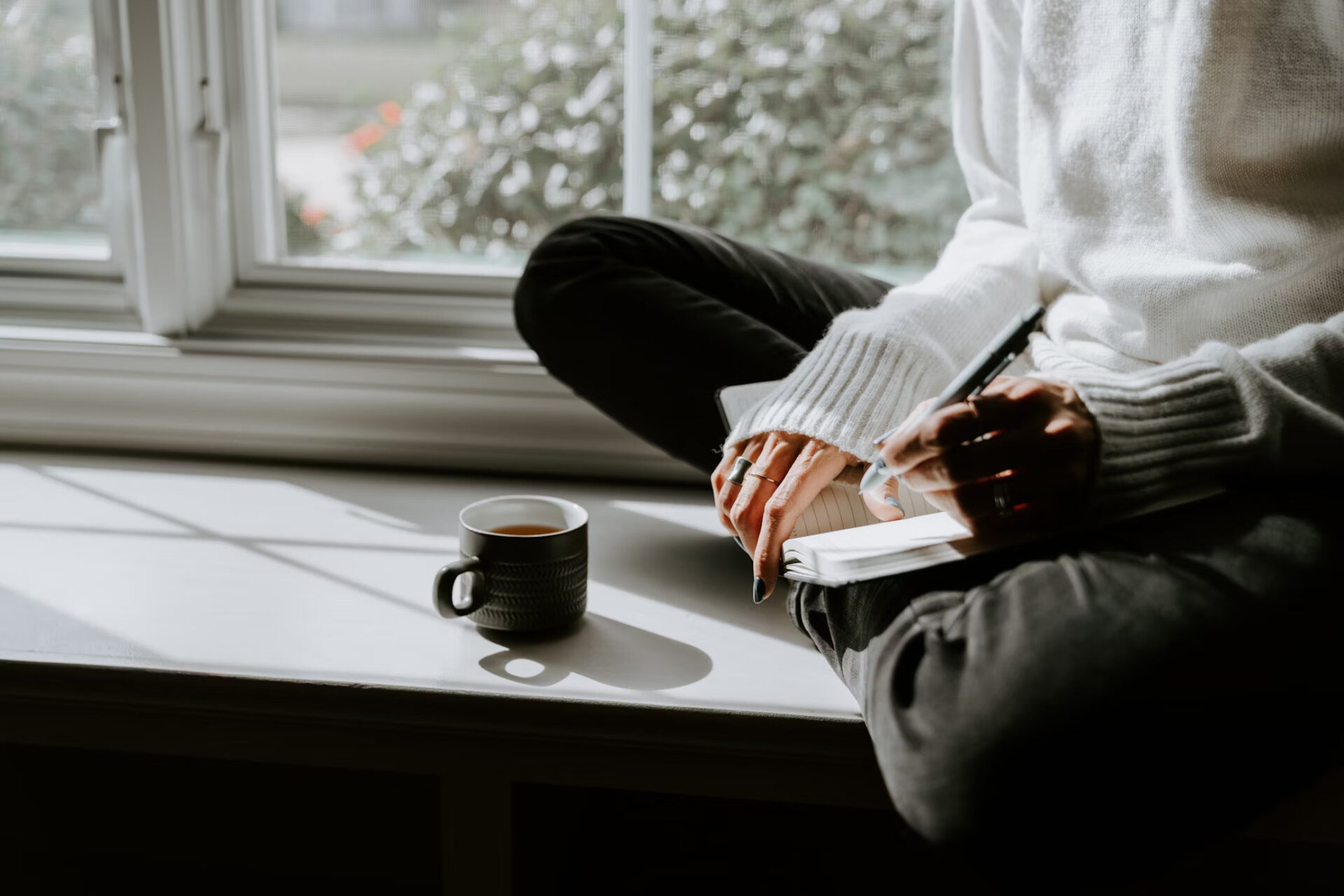 девушка пишет книгу