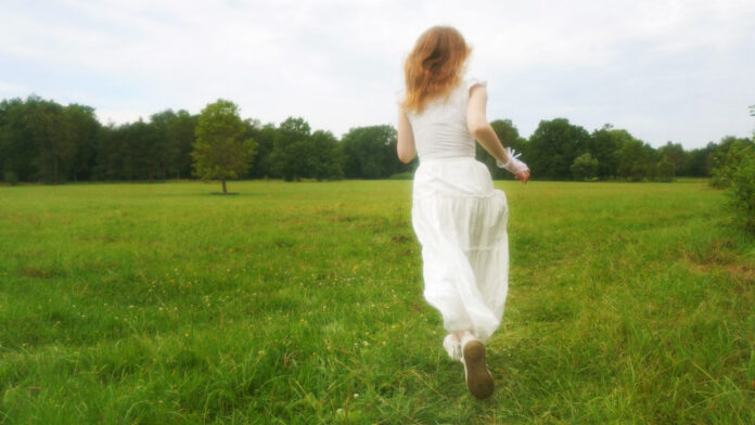 девушка бежит