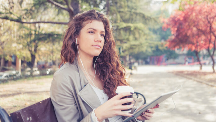 одинокая девушка