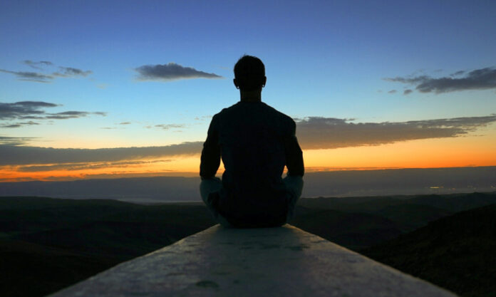 человек сидит