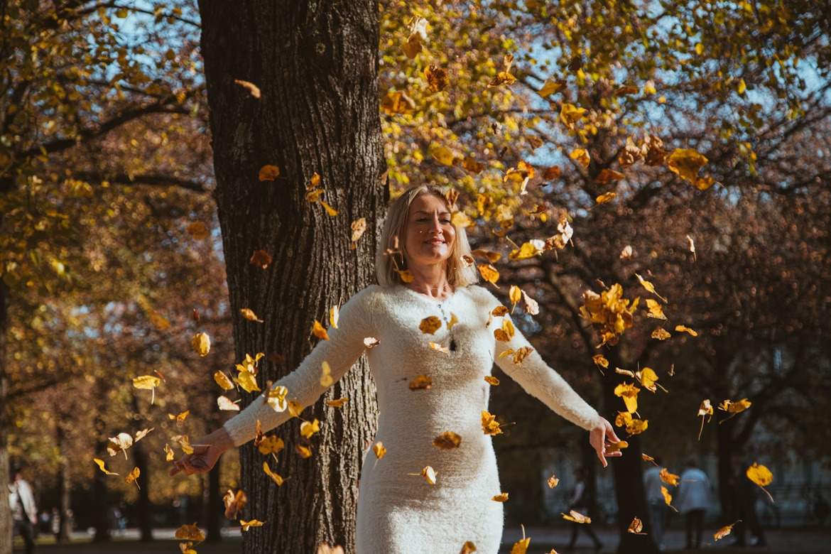 image-16-90 девушка листья