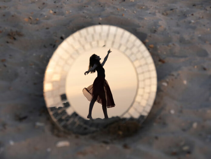 девушка в отражении