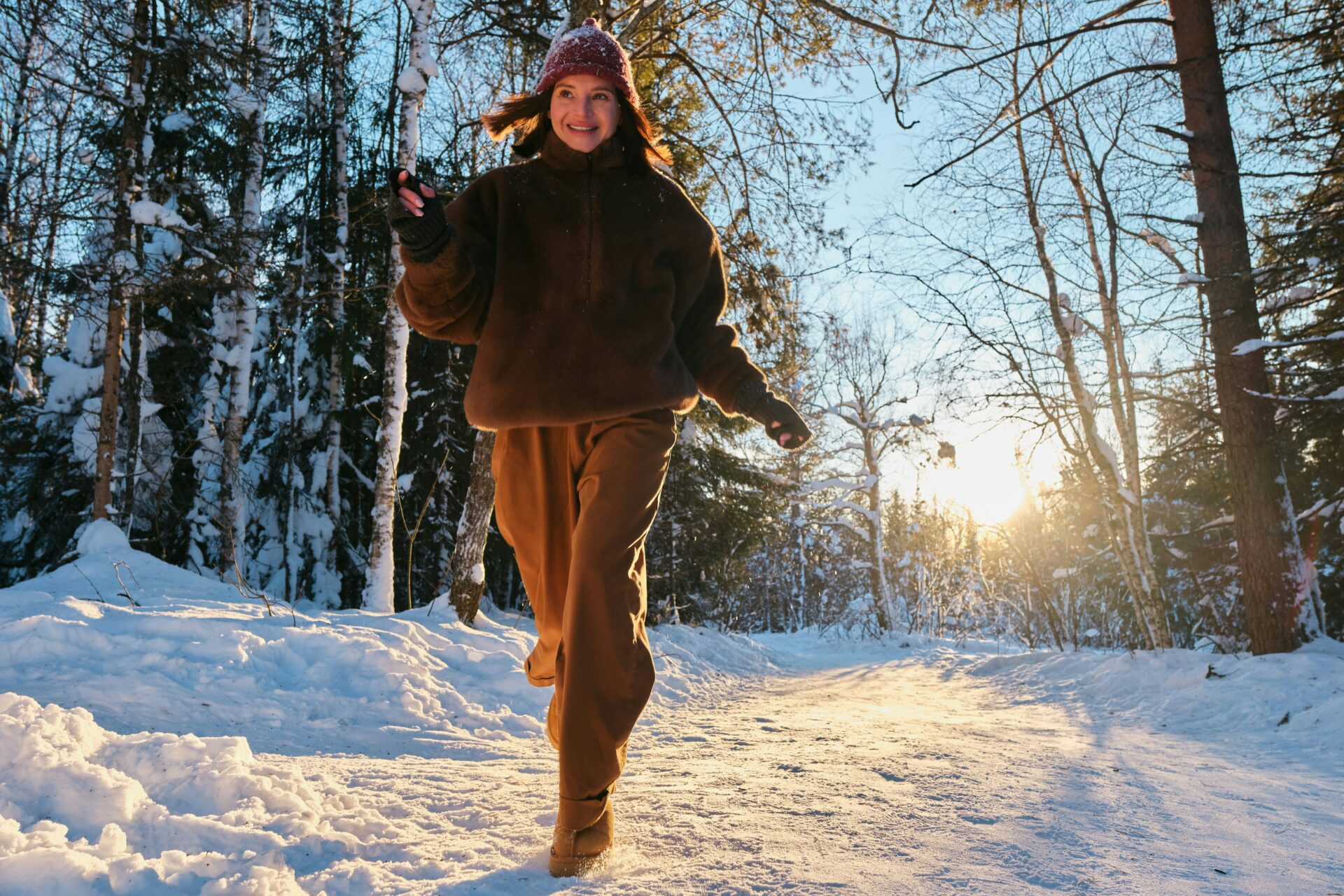 девушка бежит по снегу