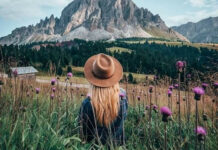 Ты – Мой, и Я знаю твой наибольший потенциал девушка смотрит на горы