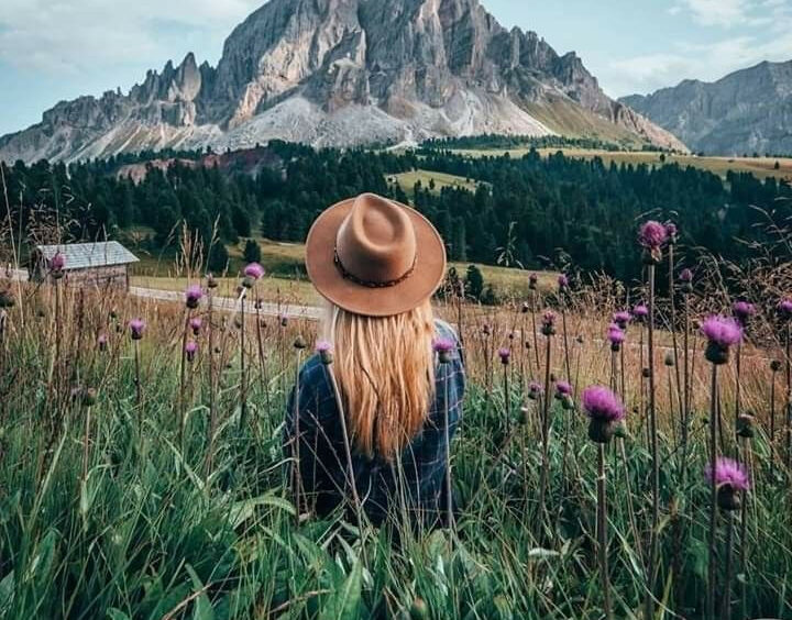 девушка смотрит на горы