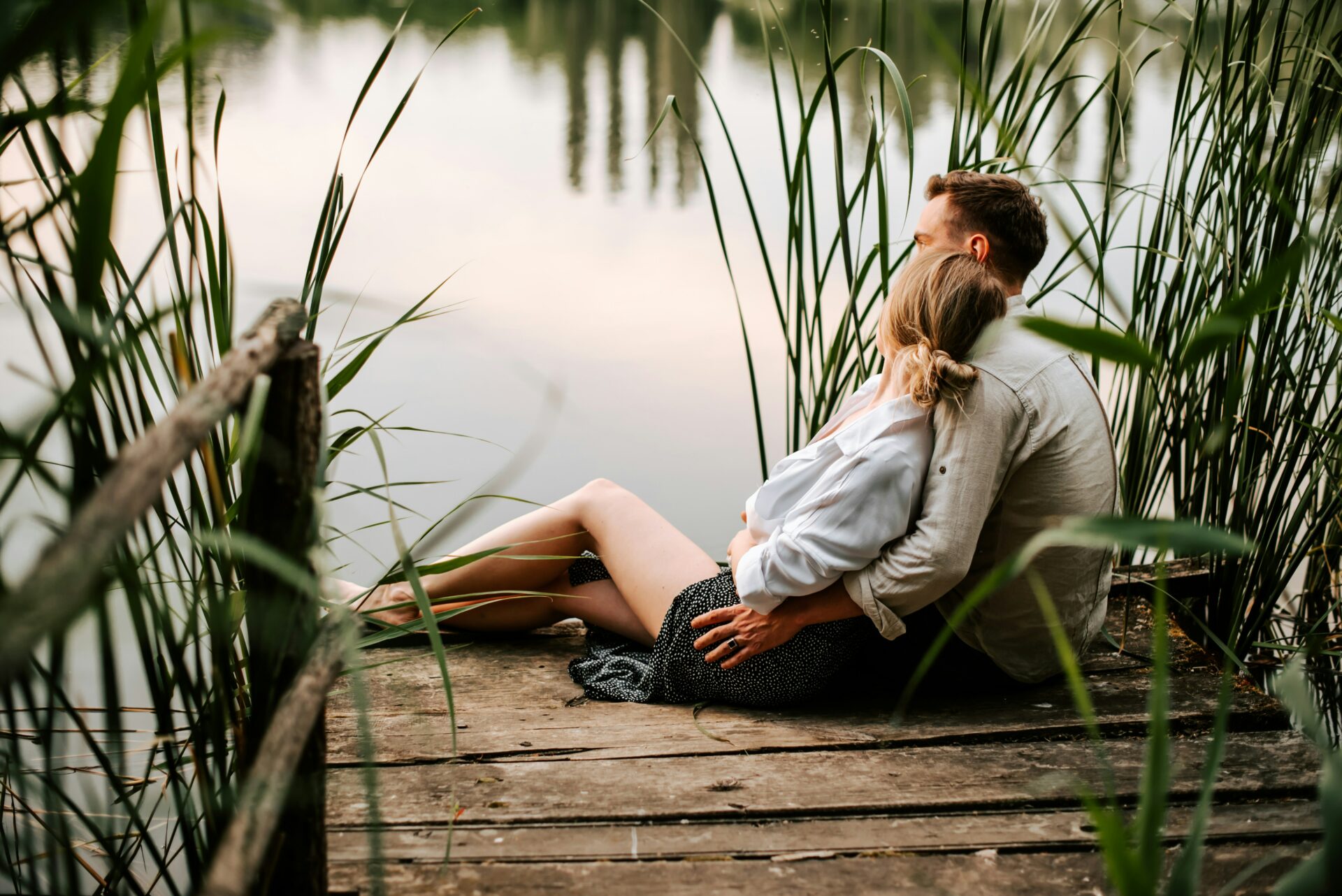 пара у реки