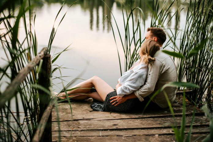 пара у реки