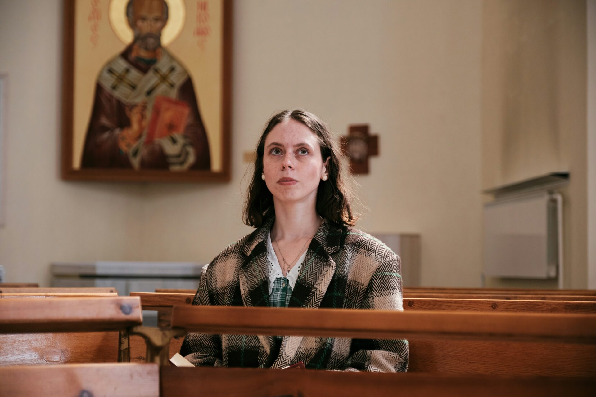 девушка в церкви