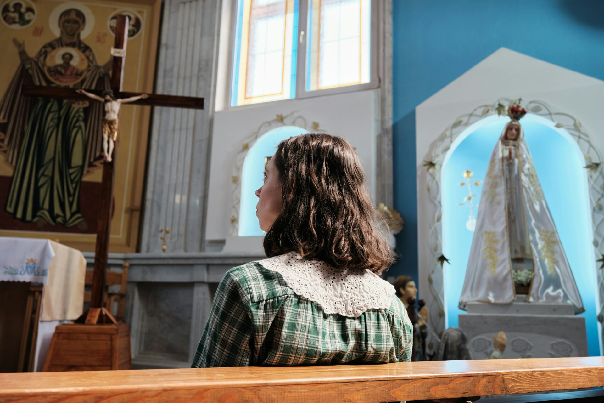 девушка в церкви