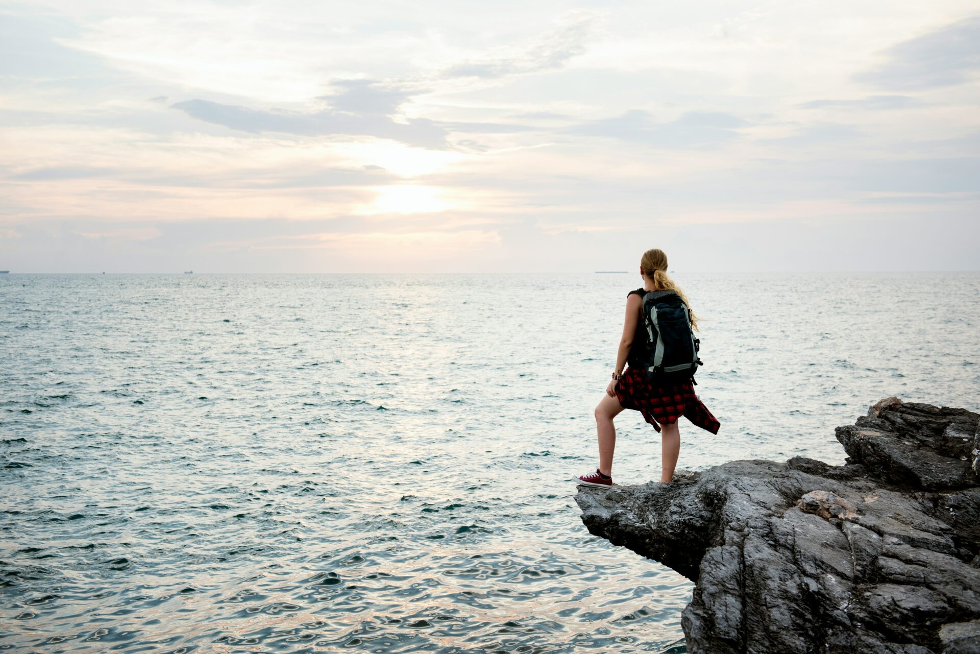 человек у моря