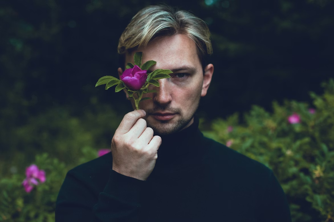 мужчина с цветком