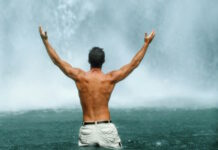 Битва реальна, но также реальна и ваша власть Мужчина у водопада