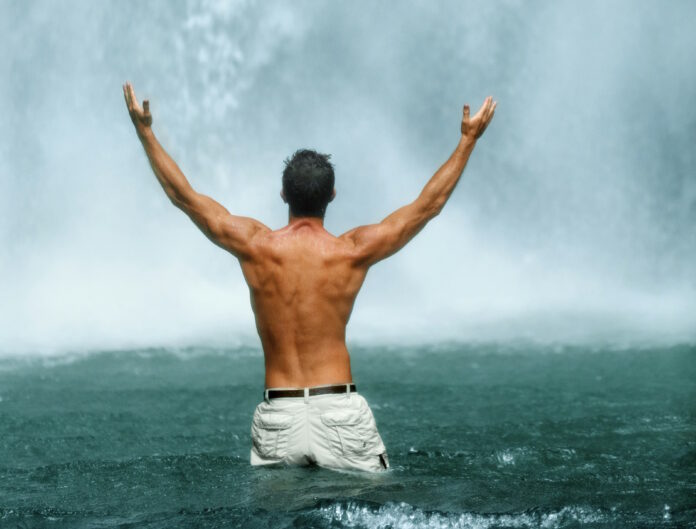 Мужчина у водопада
