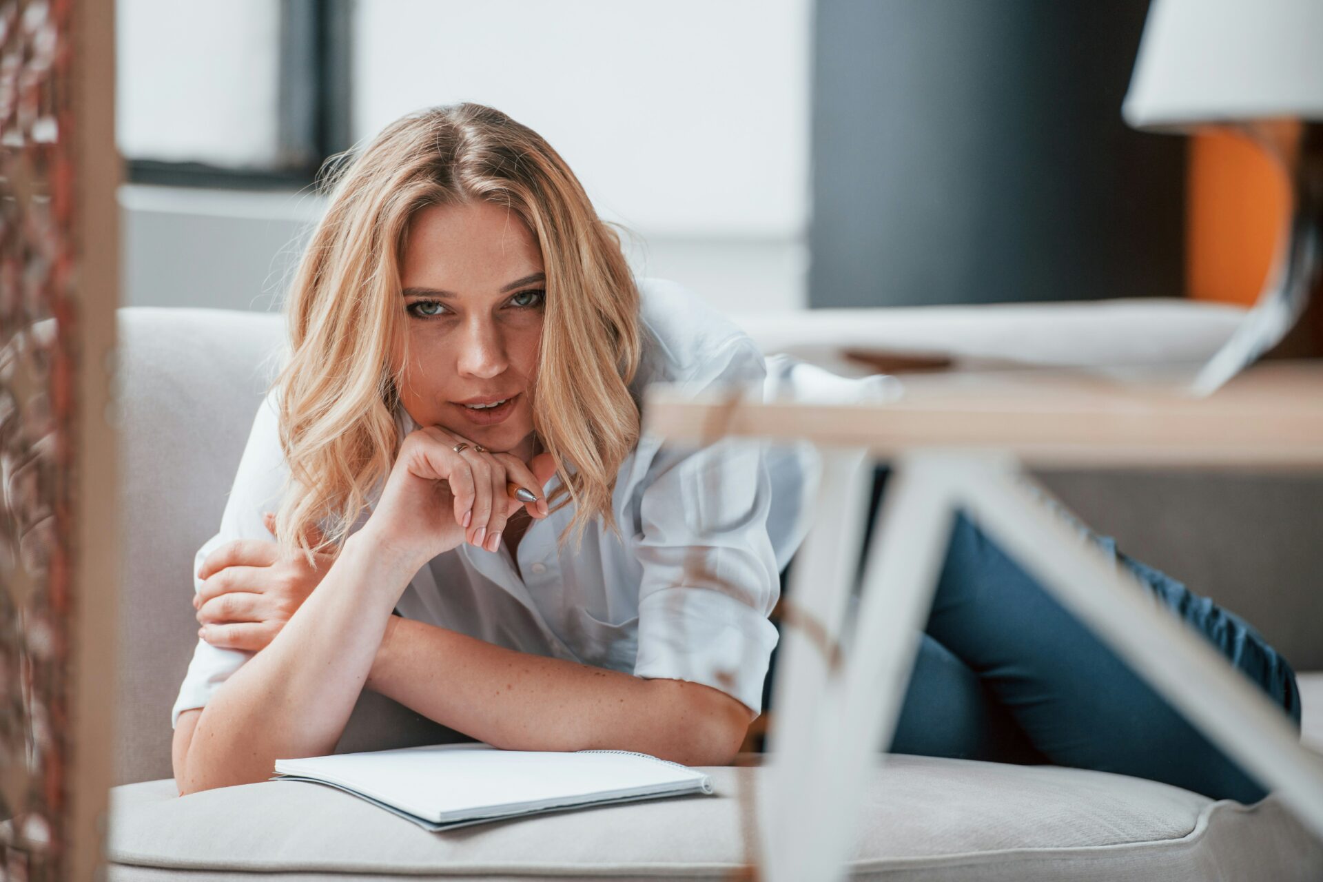 девушка анализирует