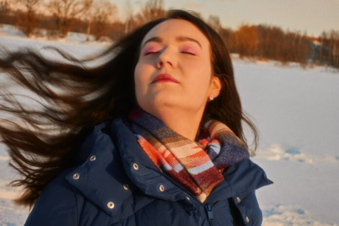 девушка делает вдох