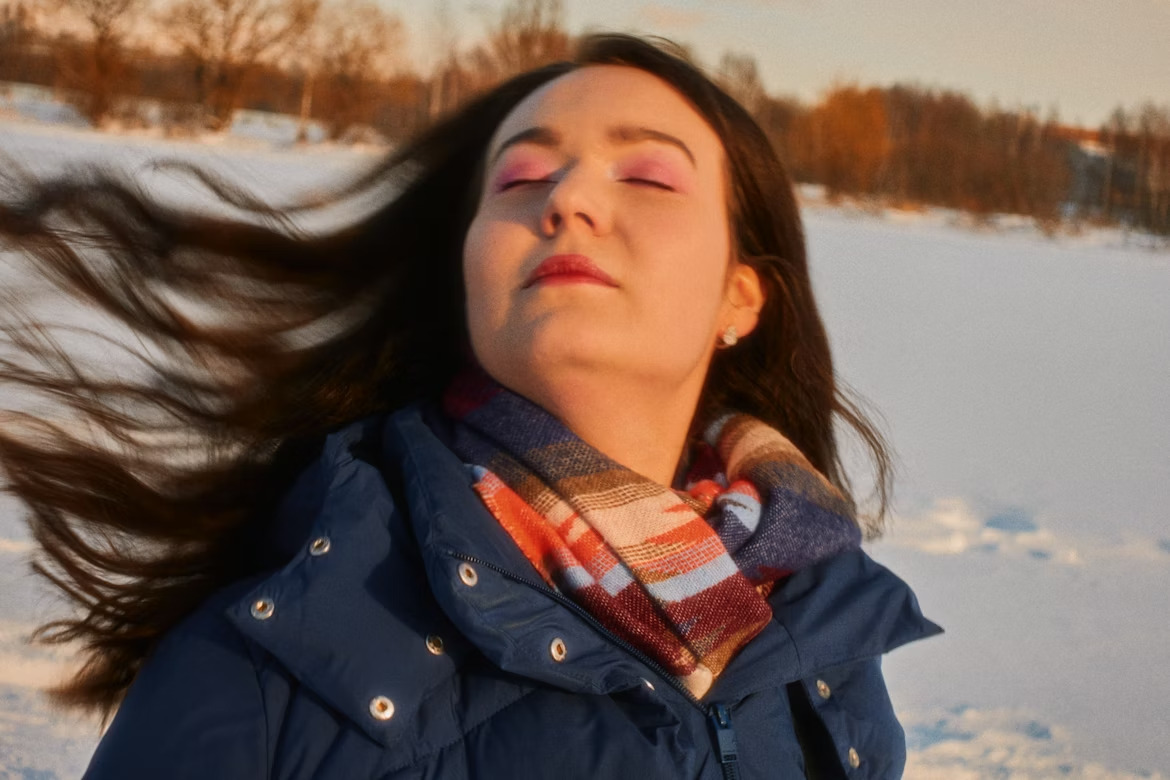 девушка делает вдох