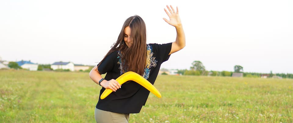 девушка с бумерангом