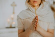 Сила женской молитвы женщина молится