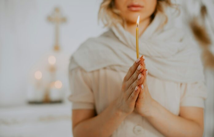 женщина молится