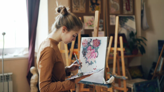 девушка рисует