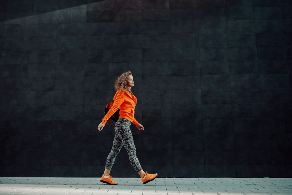 getty-images-TSg8BOeG0zY-unsplash женщина идет